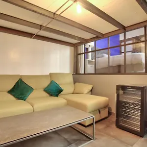 2 Bedrooms Le Marais Nazareth Paris